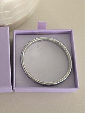 NWT Hartlyn Jewelry Company Silver-toned Ribbed Stretch Bracelet